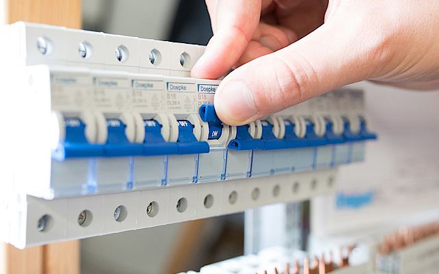Schalt­schrank­bau bei TWE Elektrotechnik in Ellwangen