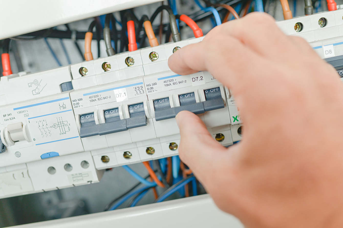 Schalt­schrank­bau bei TWE Elektrotechnik in Ellwangen